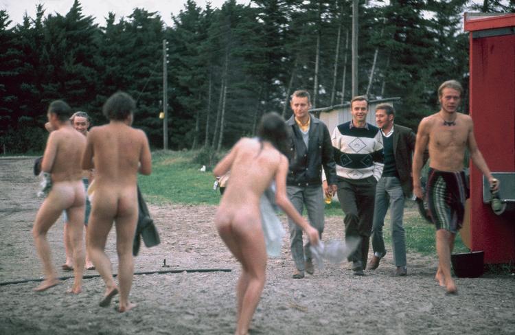 Lejrdeltagere og lokale unge ved badehuset i Thylejren, juli 1970. 