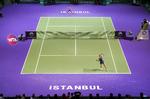 Slutspil. Maria Sharapova (forrest) er mere højlydt end flertallet på en tennisbane. 