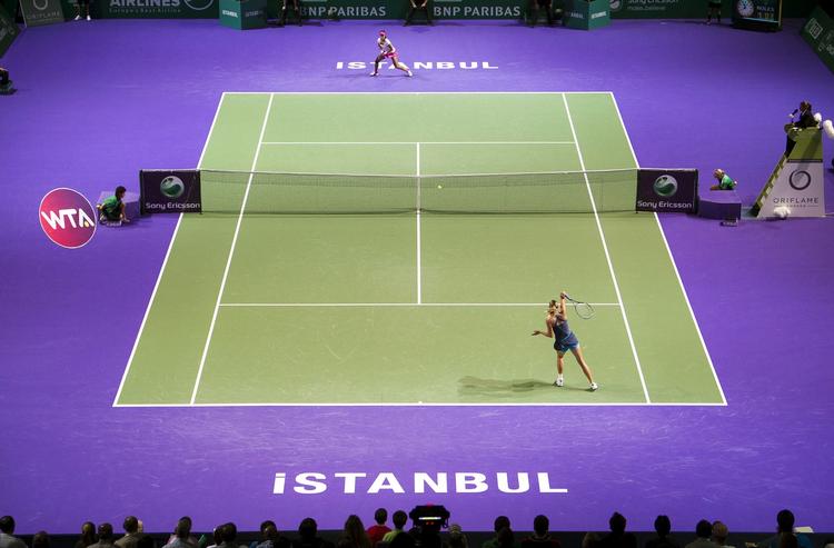 Slutspil. Maria Sharapova (forrest) er mere højlydt end flertallet på en tennisbane. 