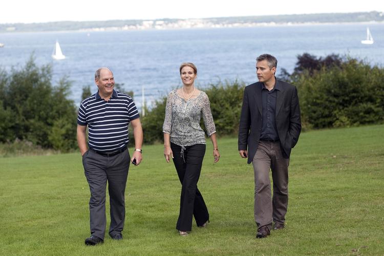 Helle Thorning-Schmidt flankeret af sine to mandlige  løjtnanter gruppeformand Carsten Hansen og politisk ordfører Henrik Sass Larsen på Socialdemokratiets sommergruppemøde på LO Skolen i Helsingør i  2009 