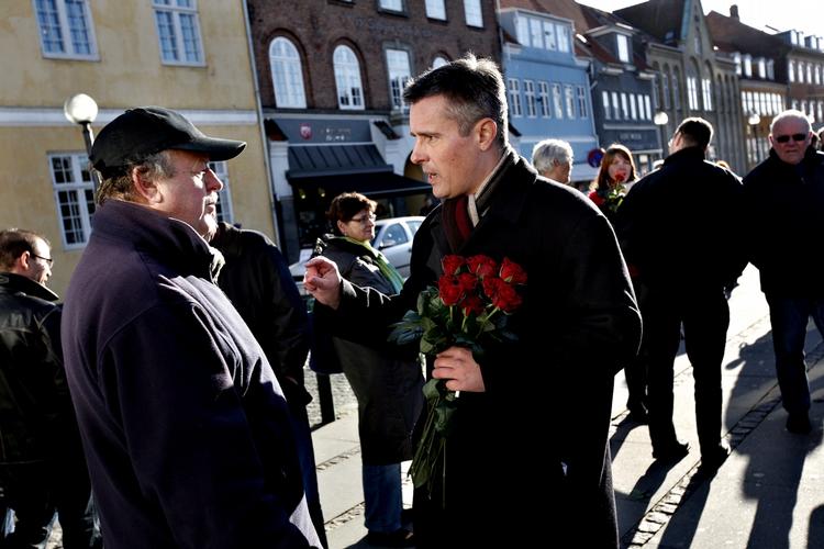 Henrik Sass Larsen på charmeoffensiv med roser på torvet i Køge i 2007. 