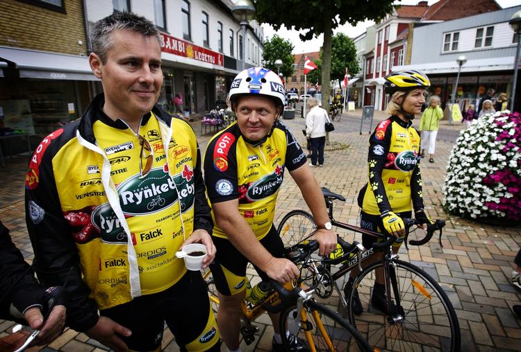 Socialdemokratiets Henrik Sass Larsen (til venstre), finansminister Lars Løkke Rasmussen (V) (midten) og udviklingsminister Ulla Tørnæs (V) (til højre) deltog i starten på Team Rynkebys afgang til Paris lørdag fra Ringe i 2008. 