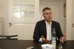 Henrik Sass Larsen fortæller pressen at han ikke bliver ikke minister i den kommende regering, da der er rejst tvivl om hans sikkerhedsgodkendelse. 