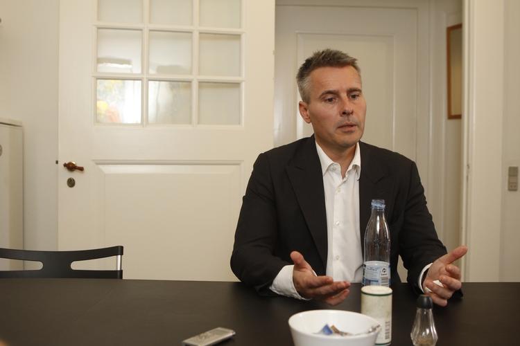 Henrik Sass Larsen fortæller pressen at han ikke bliver ikke minister i den kommende regering, da der er rejst tvivl om hans sikkerhedsgodkendelse. 