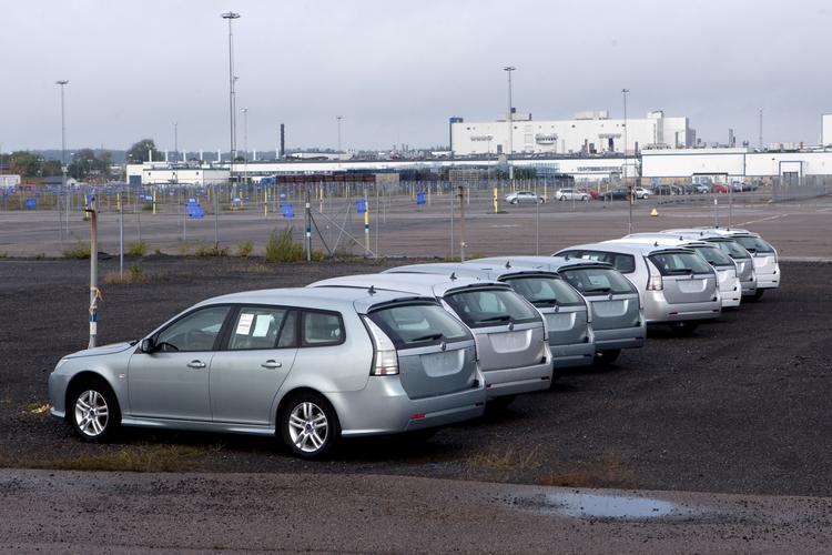 Ensomt. En håndfuld Saab-biler holder på fabrikens lagerområde. Nu kan nye kinesiske ejere måske få gang i produktionen og salget igen. 
