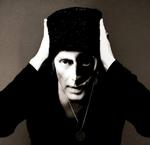 firseridol. Peter Murphy ramte det mix af fetich for vampyrer og Berlin, som københavnske  unge ledte efter  i 1980. 