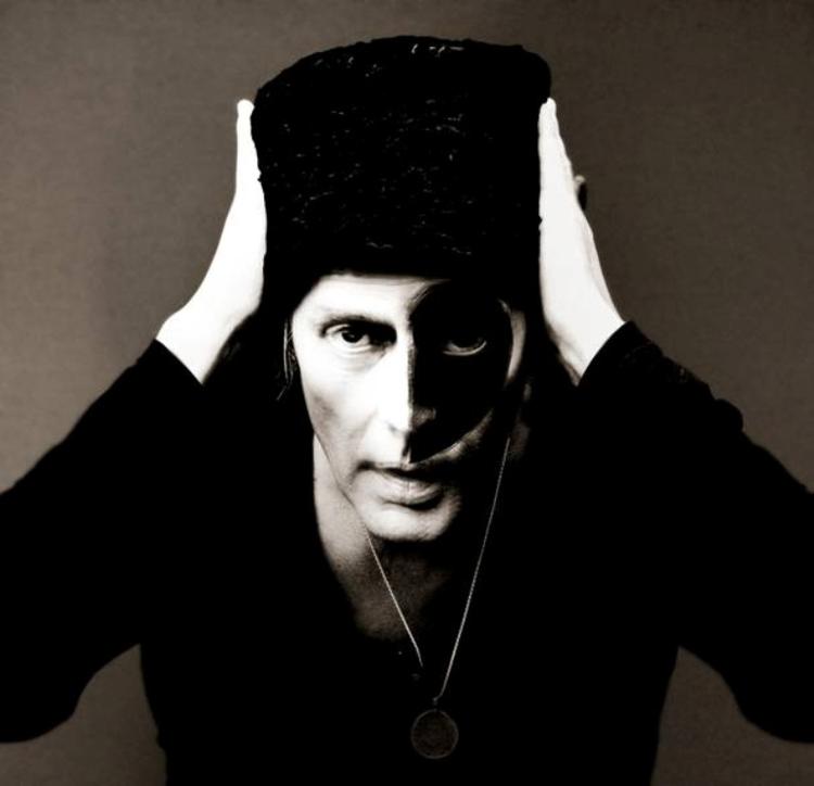 firseridol. Peter Murphy ramte det mix af fetich for vampyrer og Berlin, som københavnske  unge ledte efter  i 1980. 
