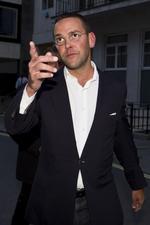 Skandale. James Murdoch står til at miste muligheden for at overtage styringen af faderens imperium efter omfattende hackerskandale. 