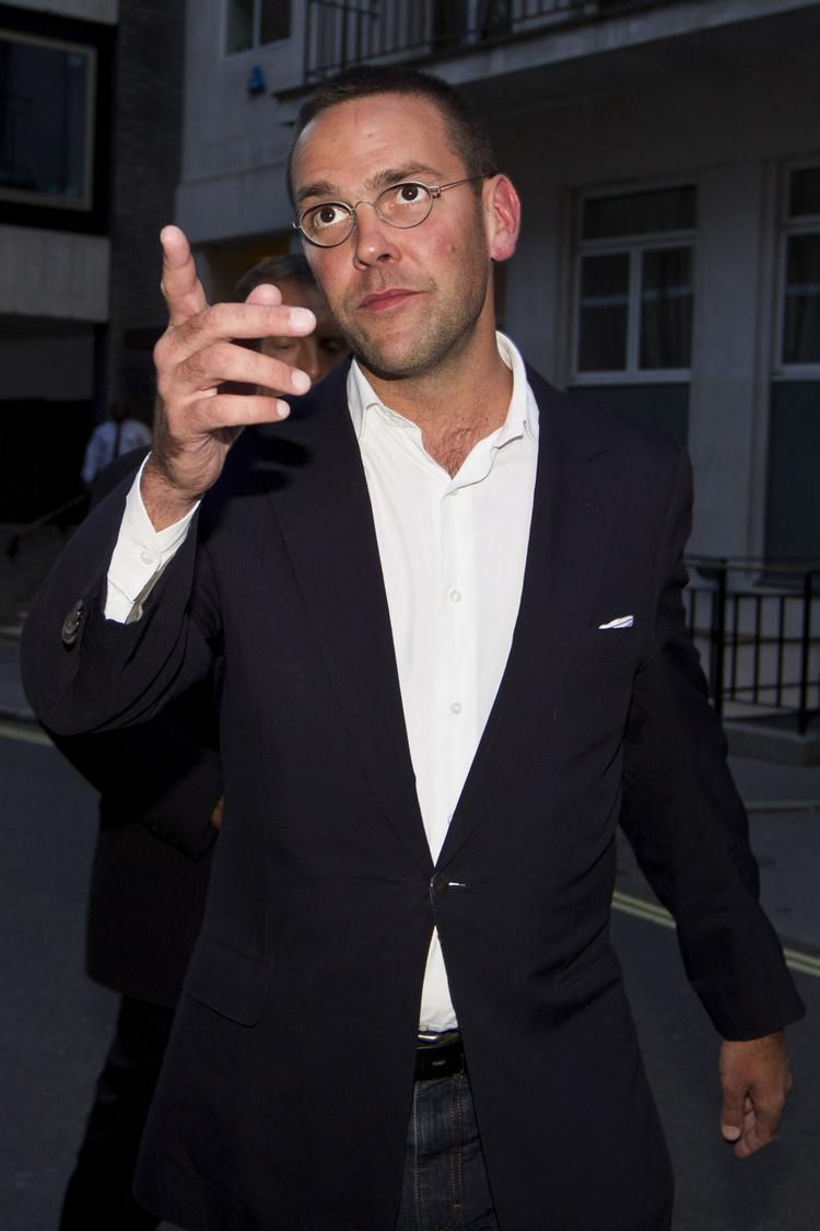 Skandale. James Murdoch står til at miste muligheden for at overtage styringen af faderens imperium efter omfattende hackerskandale. 