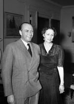 Norges kronprins Olav i selskab med fruen kronprinsesse Martha til pressekonference i Washington i marts 1939. En ny bog beskriver, hvordan den senere konge opfordrede til forhandlinger med nazi-Tyskland. 