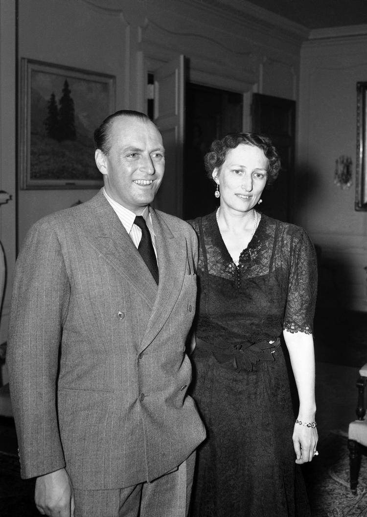 Norges kronprins Olav i selskab med fruen kronprinsesse Martha til pressekonference i Washington i marts 1939. En ny bog beskriver, hvordan den senere konge opfordrede til forhandlinger med nazi-Tyskland. 