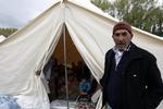 Lejr. Bilal Kilic, far til 12, har sammen med sin familie sovet i en teltlejr sat op på en fodboldbane. 