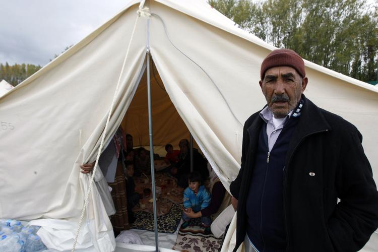 Lejr. Bilal Kilic, far til 12, har sammen med sin familie sovet i en teltlejr sat op på en fodboldbane. 