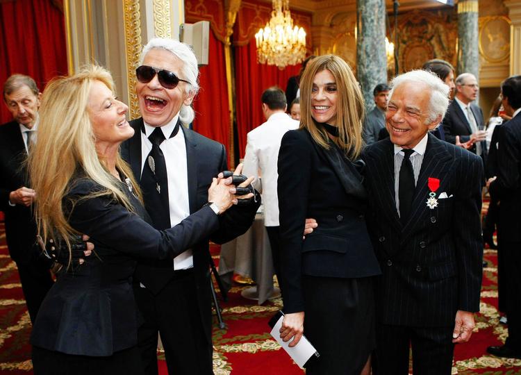 Udstråling. Hun bliver kaldt »modens Iggy Pop«, Carine Roitfeld, der her i selskab med Ralph Lauren betragter bredt smilende Karl Lagerfeld give hustruen Ricky en svingom. 