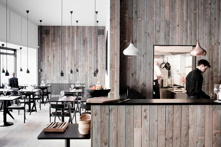 Senmoderne. Væggene har rå forskallingsbrædder og lyset er  gyldent på Radio. 