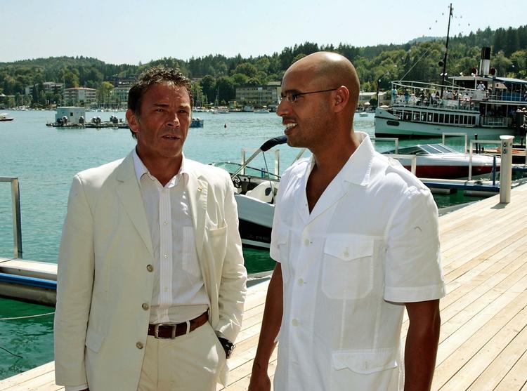 prominent. Saif al-Islam Gaddafi (th.) var sandsynligvis udset til at tage over efter sin far og repræsenterede ofte regimet. Her mødes han med den østrigske guvenør Jörg Haider i 2007. 