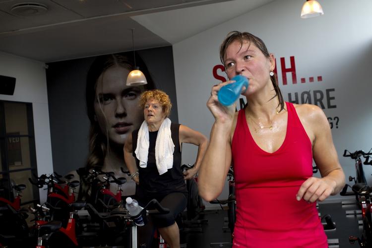 DRIK. Det er vigtigt at have drukket fornuftigt inden spinningtimen, så du starter med fulde depoter - og så ellers drikke godt undervejs. 