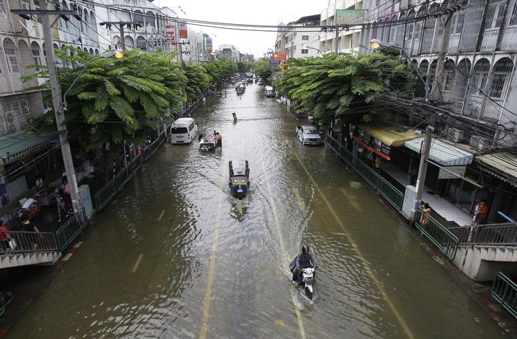 Oversvømmelse. Myndighederne frygter, at den inderste del af Bangkok også bukker under for vandmasserne. 