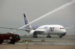 Luftdåb. Efter tre års forsinkelse er Boeing 787 Dreamliner nu i rutetrafik. Passagerer kan nyde friskere luft om bord. 
