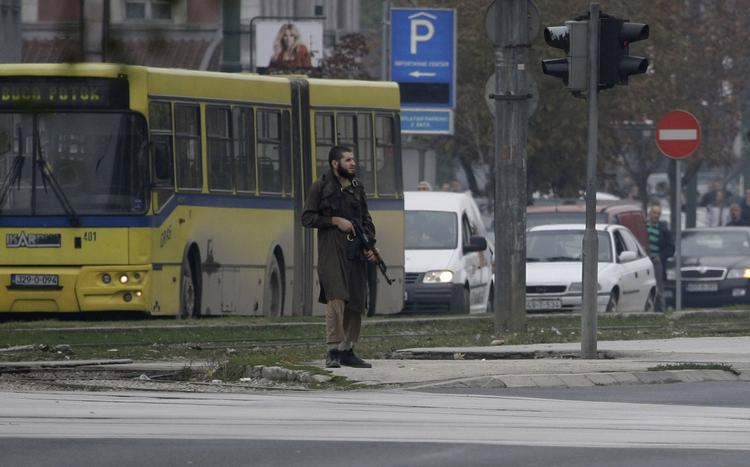 Skyderi. Manden bevæbnet med en Kalasnikov skød om sig, inden han selv blev skudt af sikkerhedsstyrker på gaden i Bosniens hovedstad. 