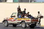 Magtkamp. Grafittien på lastbilen betyder »Misrata står fast«. Oprørerne fra byen er blandt de, som kæmpede hårdest i kampen mod Gaddafi. Nu mener de andre oprørergrupperinger prøver at stille dem i dårligt lys. 