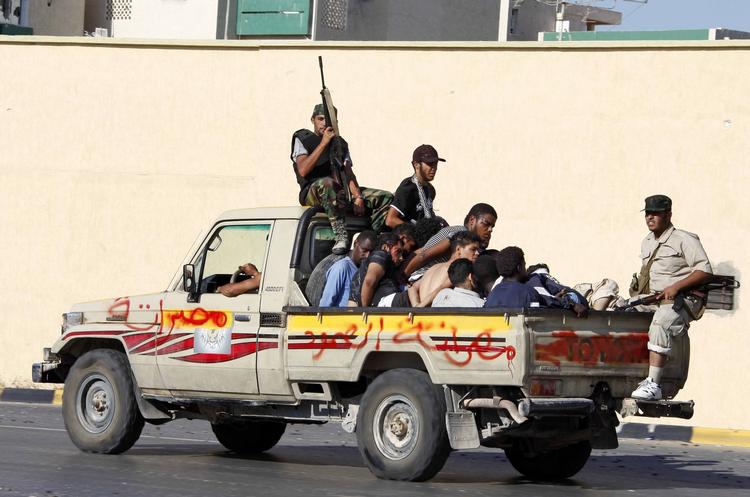 Magtkamp. Grafittien på lastbilen betyder »Misrata står fast«. Oprørerne fra byen er blandt de, som kæmpede hårdest i kampen mod Gaddafi. Nu mener de andre oprørergrupperinger prøver at stille dem i dårligt lys. 
