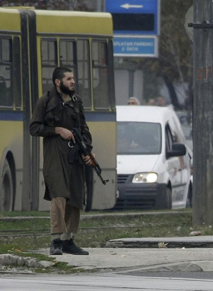 Terror? Attentatmanden angreb den amerikanske ambassade i Bosnien-Herzegovinas hovedstad, Sarajevo, med en kalasjnikov. 
