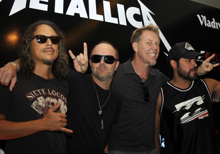 Øv. Metallica med danske Lars Ulrich (nr. to fra venstre) skriver i en erklæring sammen med de andre medlemmer af bandet, at de er dybt skuffede over at måtte aflyse koncerten i New Dehli. 
