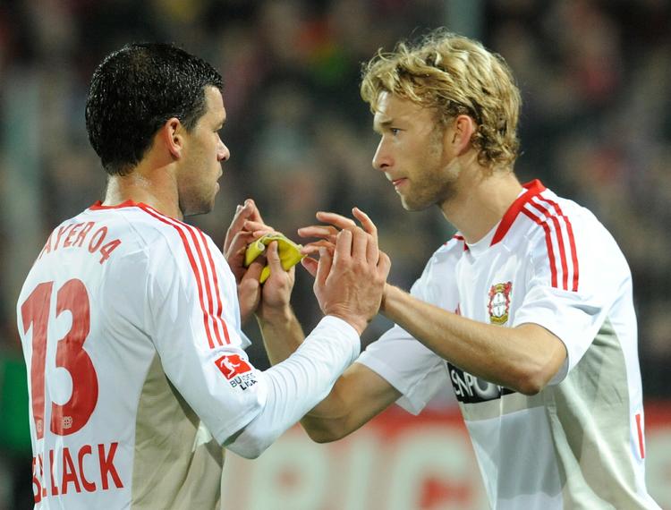 Ud. Ballack (t.v.) overlod anførerbindet til Simon Rolfes i det 65. minut. 