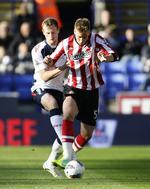 hullet. Bendtner har fået klippet huller i noget dyrt tøj... 
