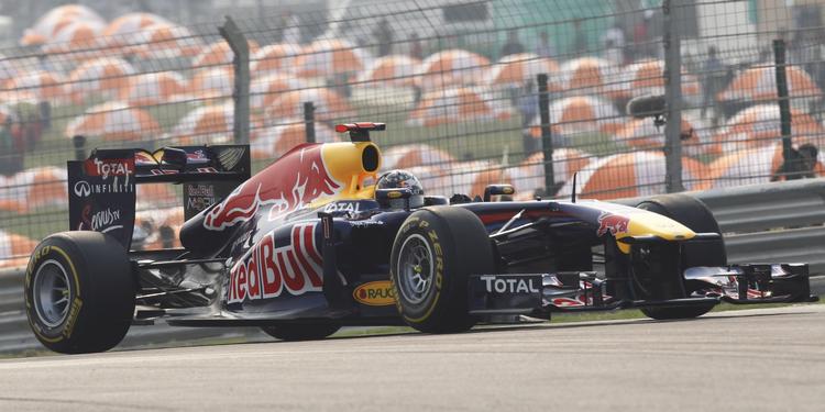 Suveræn. Sebastian Vettel i RedBull-raceren  starter igen forrest. 