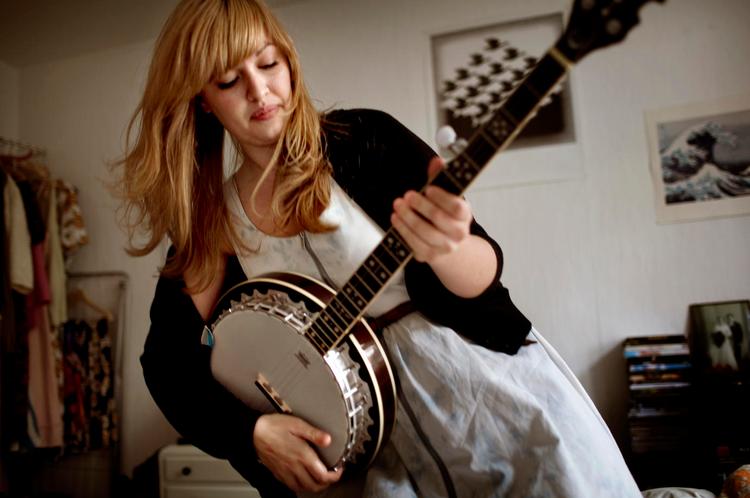 Drømmelyd.  Med banjoen som fartøj  sejler Eva Krems og musikken tilbage til en simpel, ægte og ærlig verden uden krig og krise. 