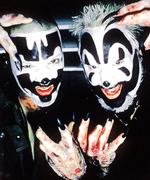 Samfundsundergravende. Det er ikke kun FBI, der forsøger at forbinde fans af Shaggy 2 dope (tv.) og Violent J med kriminalitet. Flere anklagere i amerikanske retssale har - hidtil uden held - forsøgt direkte at sætte mærkatet 'juggalo' på mord og andre grove forbrydelser. 