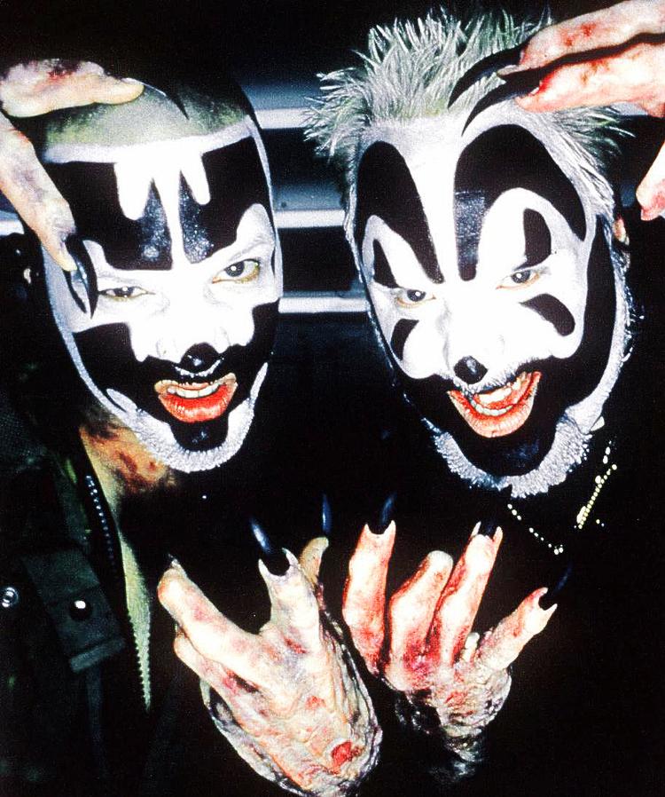 Samfundsundergravende. Det er ikke kun FBI, der forsøger at forbinde fans af Shaggy 2 dope (tv.) og Violent J med kriminalitet. Flere anklagere i amerikanske retssale har - hidtil uden held - forsøgt direkte at sætte mærkatet 'juggalo' på mord og andre grove forbrydelser. 