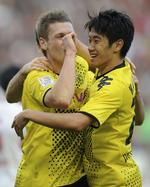 1-1. Lukasz Piszczek lykønskes af holdkammeraten Shinji Kagawa. 