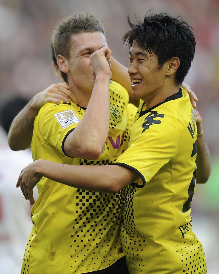 1-1. Lukasz Piszczek lykønskes af holdkammeraten Shinji Kagawa. 