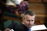Forklaring. Henrik Sass Larsen kom forleden med en skriftlig redegørelse for sagen om sin manglende sikkerhedsgodkendelse. Men kontakt til en rocker i 2009 fremgik ikke af redegørelsen. 