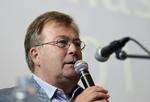Derfor. »Lige præcis denne sag viser, hvorfor vi går ind for at nedlægge regionerne. Bent Hansen har ikke overholdt de økonomiske rammer og projiceret et alt for stort sygehus«, siger den tidligere finansministerer Claus Hjort Frederiksen (V). 