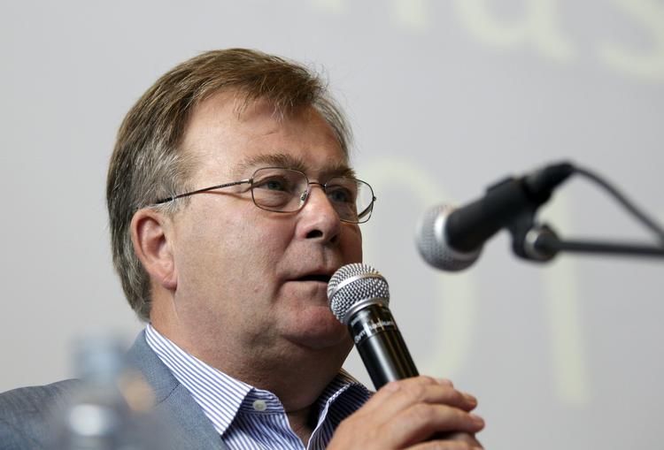 Derfor. »Lige præcis denne sag viser, hvorfor vi går ind for at nedlægge regionerne. Bent Hansen har ikke overholdt de økonomiske rammer og projiceret et alt for stort sygehus«, siger den tidligere finansministerer Claus Hjort Frederiksen (V). 
