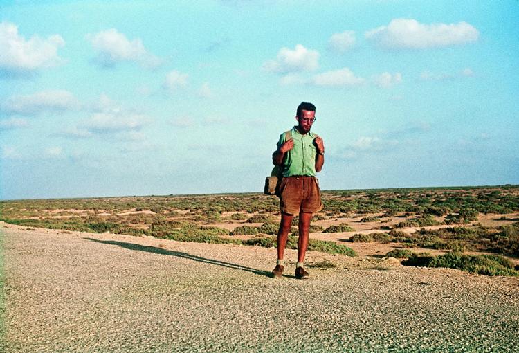 Ude. Hans Munk Hansen i eventyrerens mundering - rygsæk, travesko og shorts - anno 1954 i den libyske ørken. 