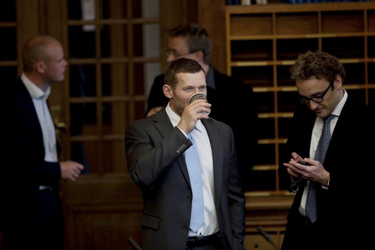 invitation. Der venter Libaral Alliances Joachim B. Olsen en invitation fra SF's Özlem Cekic om kort tid. Hun er klar til at invitere ham - og den øvrige del af LA's folketingsgruppe - på studietur til nogle af de fattigste familier i Danmark. 