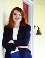 fremad. Den amerikanske journalist og forfatter Jeannette Walls fortæller selvbiografisk om vejen fra slum og fattigdom til det fine selskab.