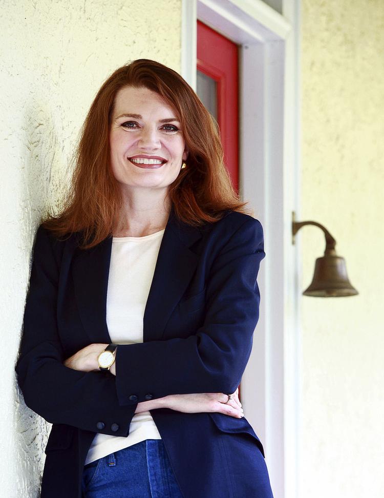 fremad. Den amerikanske journalist og forfatter Jeannette Walls fortæller selvbiografisk om vejen fra slum og fattigdom til det fine selskab.
