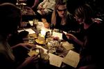 Skriv. Alison Withers stiller kuverter, brevpapir, postkort og penne til rådighed for dem, der dukker op for at skrive breve på Cafe Lyst første tirsdag i måneden. Frimærker skal man dog betale for. Men eller er det bare om at skrible ned. 