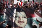 opstand. Tilhængere af regimet i Syrien hylder præsident Bashar al-Assad 26. oktober i Damaskus. Opstanden mod ham foregår bag lukkede grænser. Udenlandsk presses tilstedeværelse er ikke velkommen. Assad advarer i dag mod international intervention. 
