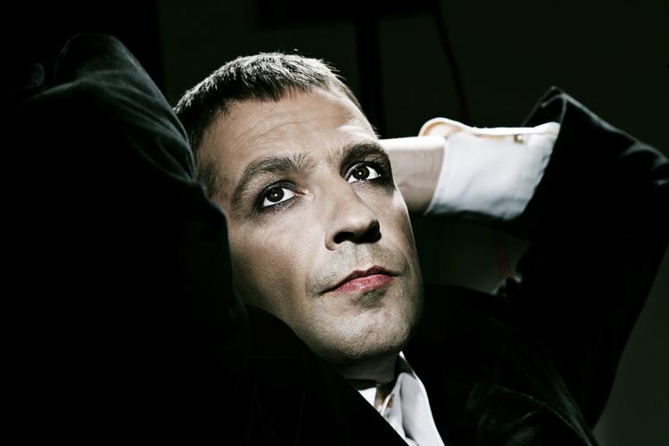 Svinsk. Pablo Llambías har ifølge Politikens anmelder skrevet en »vigtig, svinsk og stærkt interessant bog«. 