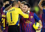 Superstjerne. 'Troldmanden' Lionel Messi får kys fra målmand Victor Valdez efter endnu en superpræstation. 