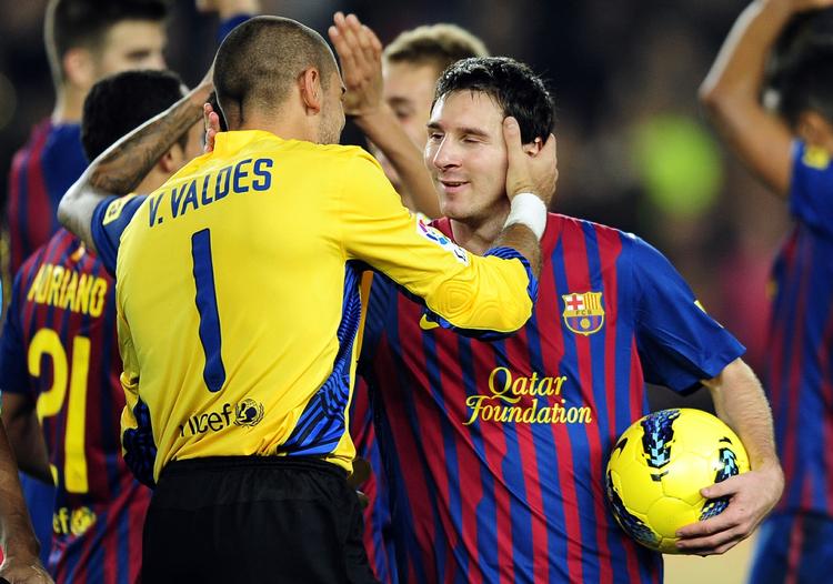 Superstjerne. 'Troldmanden' Lionel Messi får kys fra målmand Victor Valdez efter endnu en superpræstation. 