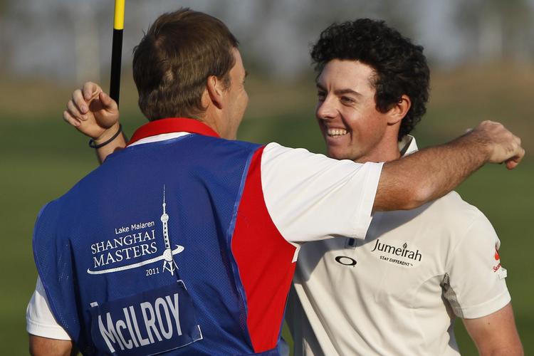 omspil. Efter en par på første omspilshul delte Rory McIlroy sin glæde over sejren i Shanghai. 