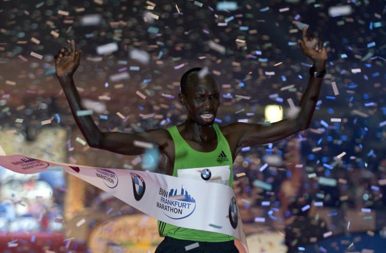 tæt. Sølle fire sekunder var Wilson  Kipsang fra at sætte verdensrekord i Frankfurt Marathon. 